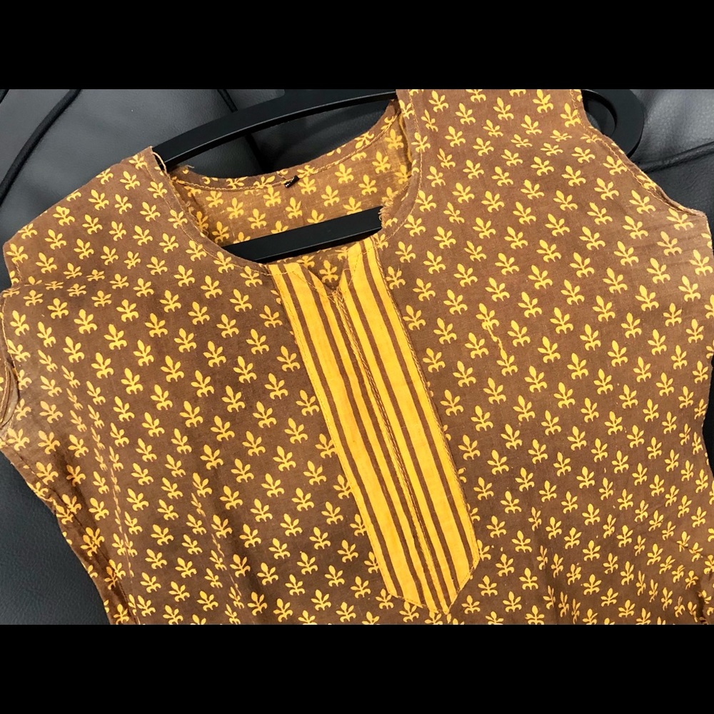 Women cotton tunic top size medium is size 8-10